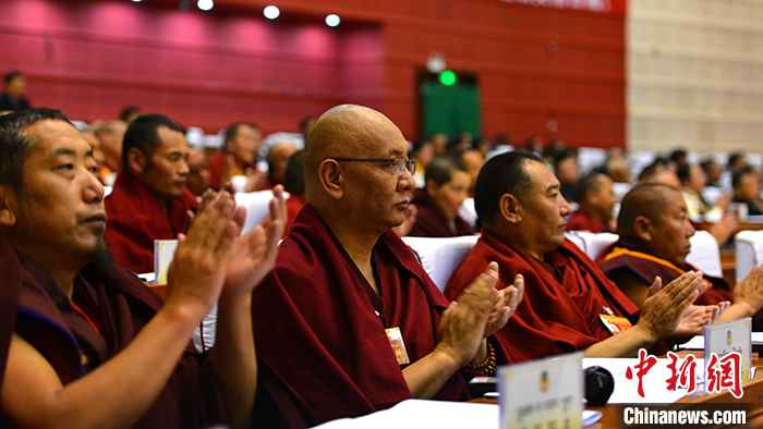 图为西藏政协宗教界委员、日喀则萨迦寺堪布土多申格(前排左二)。 中新社记者 江飞波 摄 西藏政协宗教界委员积极建言资政